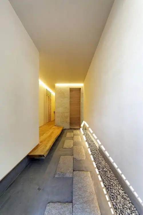 这种玄关在日本很流行走廊式设计占7㎡空间宽敞细致好用