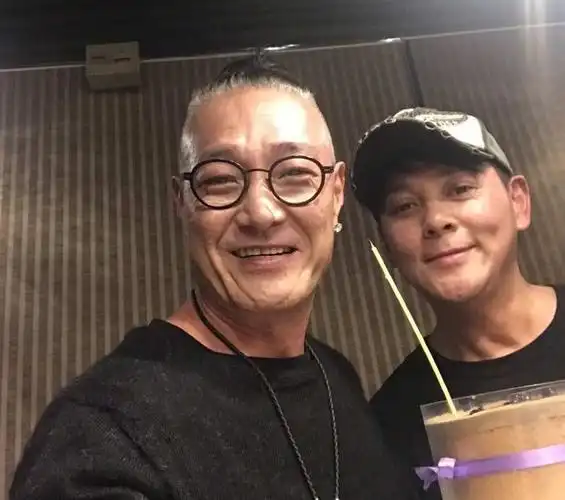 莫少聪火锅店庆生,笑容超像18岁儿子张镐濂,闺蜜晒照坦言感恩