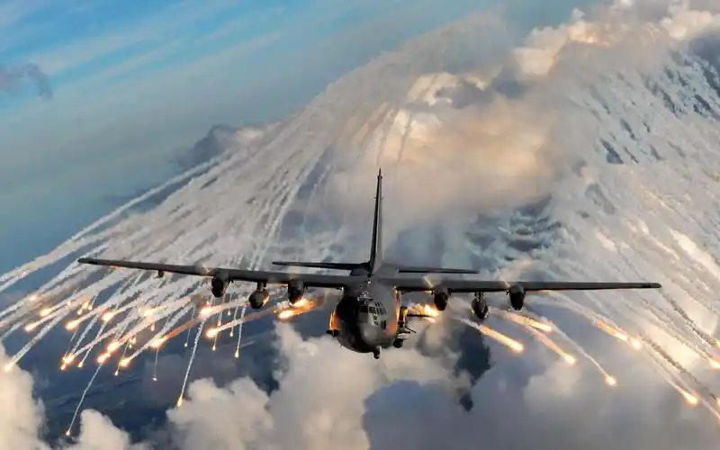 动作片:70吨空中炮艇开火,两架f22战斗机瞬间被打爆,彩蛋在最后