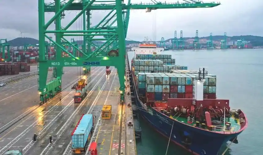 131个集装箱在汕头港实现整船换装|集装箱_新浪财经_新浪网