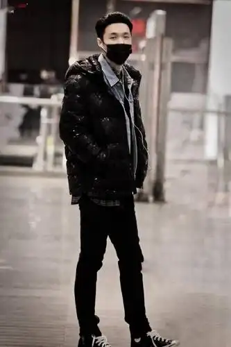 张艺兴今日机场饭拍释出,大背头超级帅气!