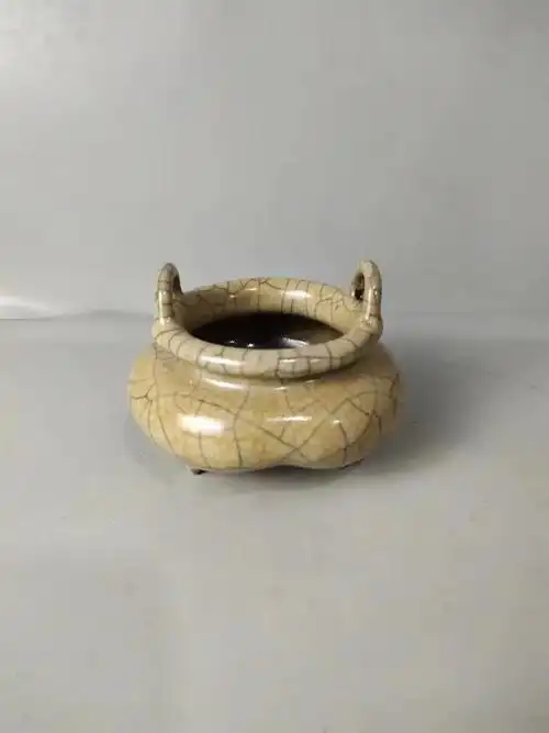 哥窑黄釉冰裂纹三足炉九五品