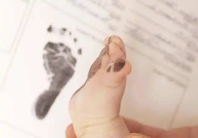 医院为什么留新生儿的脚印,而不是手印,其中的"猫腻"原来如此