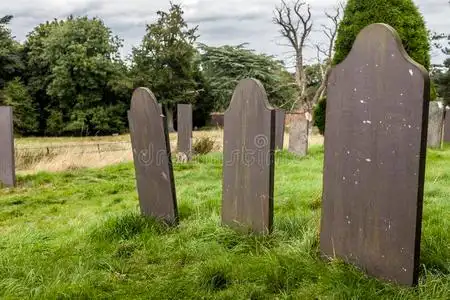 墓地里的坟墓照片