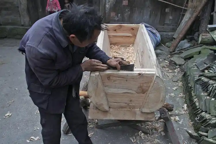 给自己做棺材的老人