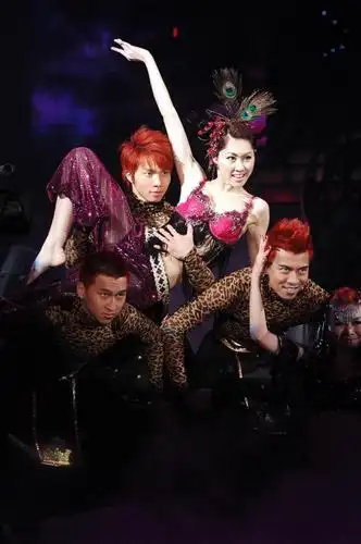 舞动奇迹》第二季 众女星清凉舞服性感亮相