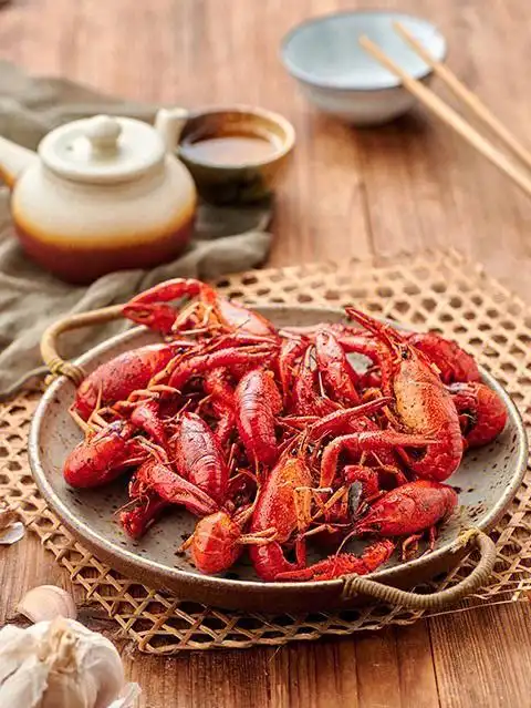 10克姜片	10克盐	10克酱油	20毫升油	20毫升香烤小龙虾的做法食材准备