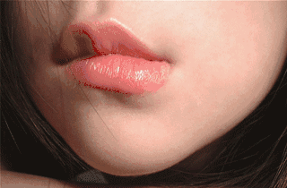 的双唇更是女人的秘密武器,粉嫩性感的双唇让人忍不住狠狠地咬下去