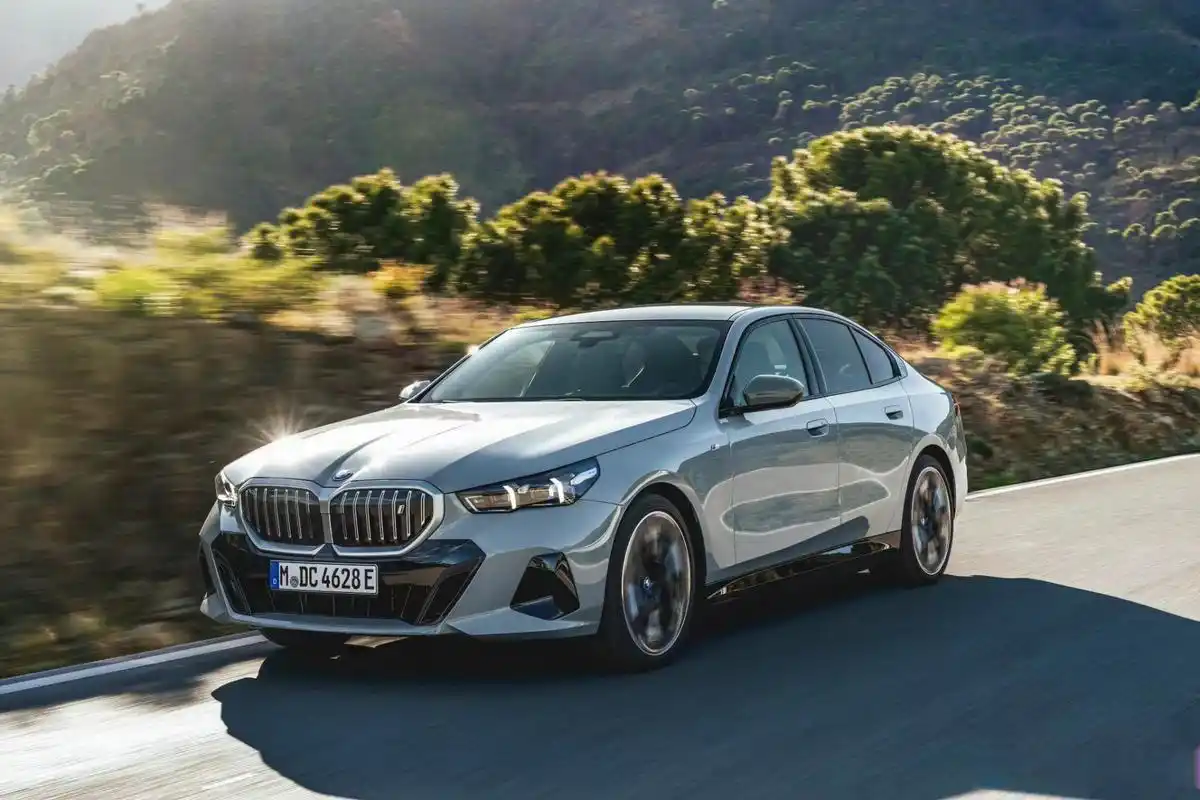 bmw 2024款5系和 i5 ev 亮相宝马换代5系与全新i5将于5月24日发布