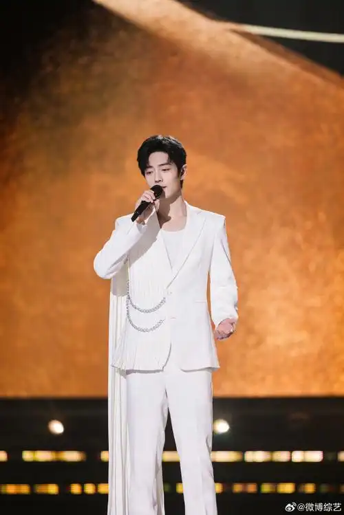 肖战把白马王子衣服穿来了##肖战白马王子造型##2024网络视听盛稻就