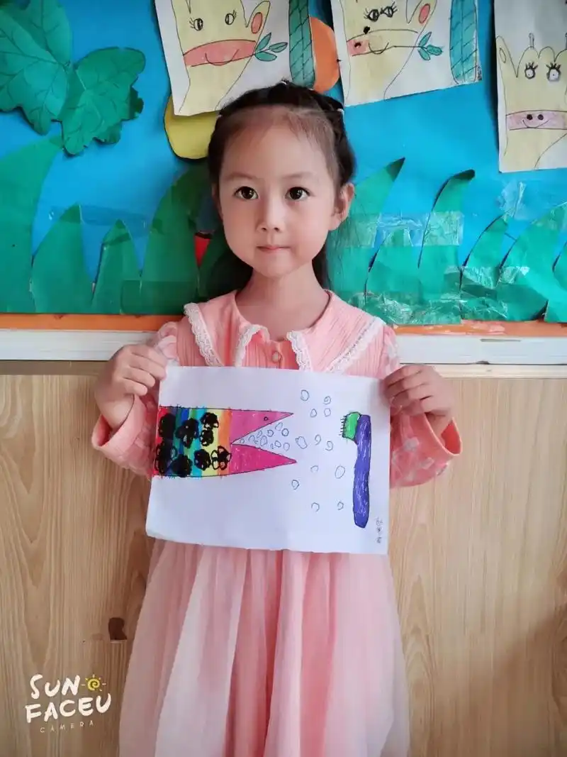 儿童画作品 这个小宝贝晚上睡觉前一直摸着我的额头,我问干嘛 - 抖音