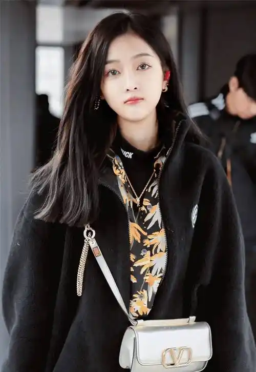 宅家一个月:周震南尖脸变圆脸,师姐吴宣仪也发福两公斤!