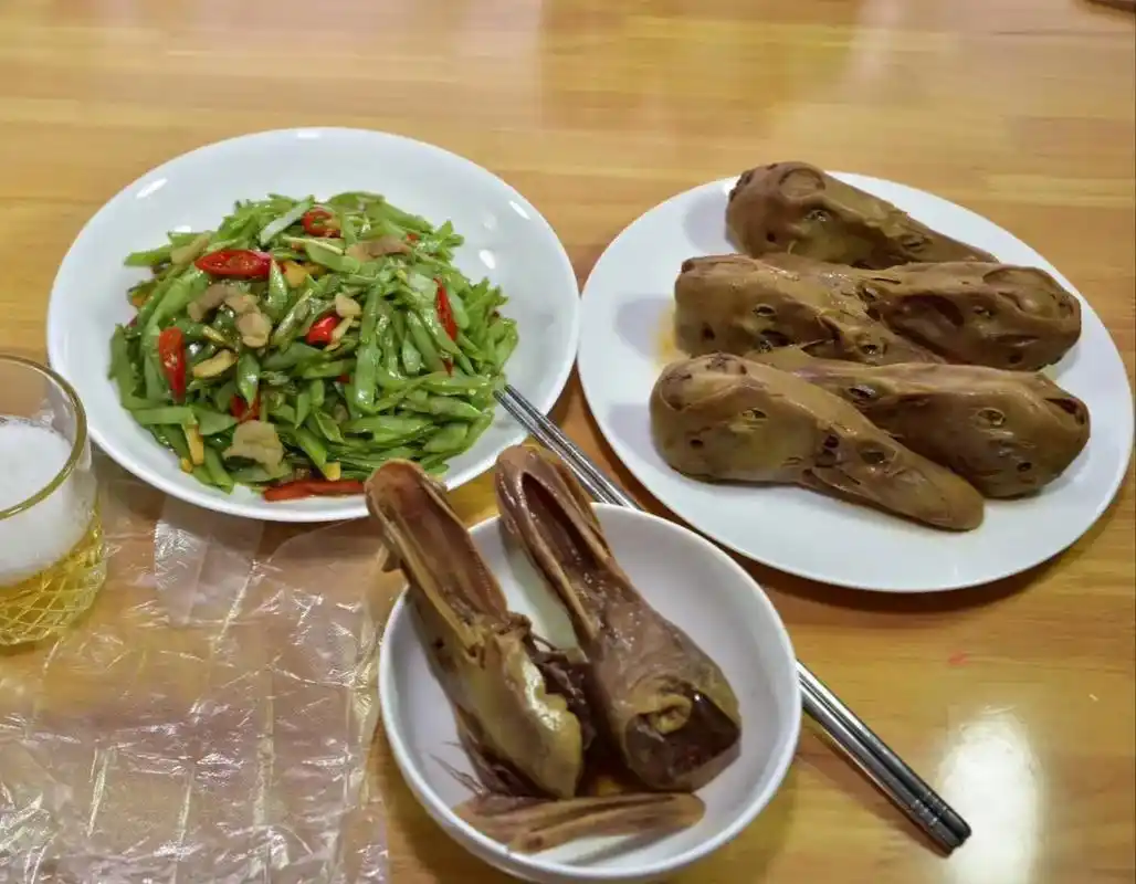 简简单单家的味道,酱鸭头.没有外面的麻,没有外面的辣. 但是 - 抖音