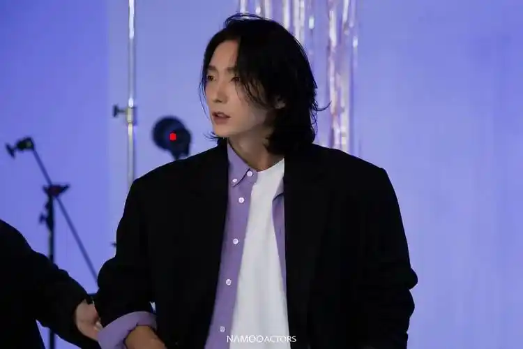 李准基近况曝光,绝美长发新造型掀热议!