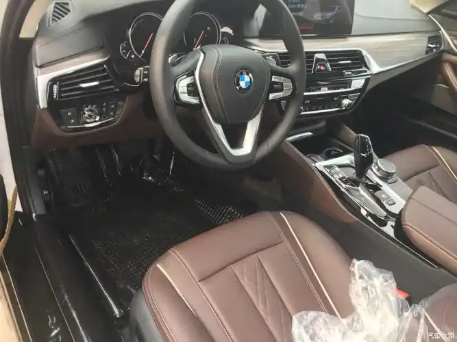 纳帕真皮座椅摩卡色和黑外很搭