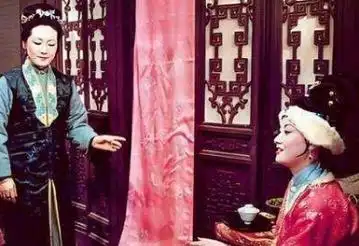 红楼梦中王夫人和王熙凤之间的关系如何?