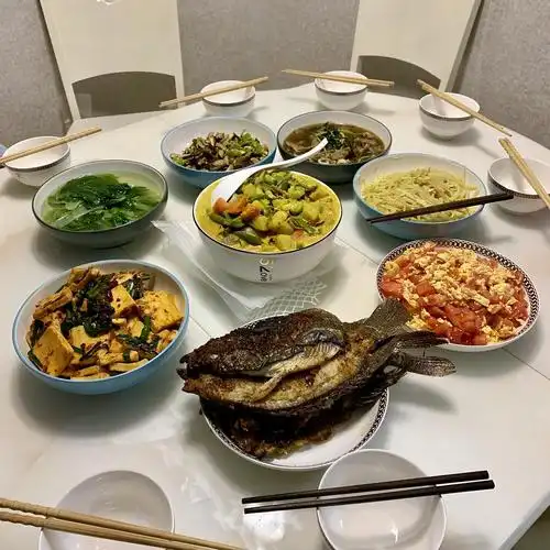 在这边第一次去别人家里和这么多人一起吃饭呢