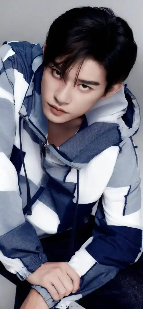 易烊千玺最新大片壁纸,谁被蛊的神魂颠倒?_眼神_帅又_emporio