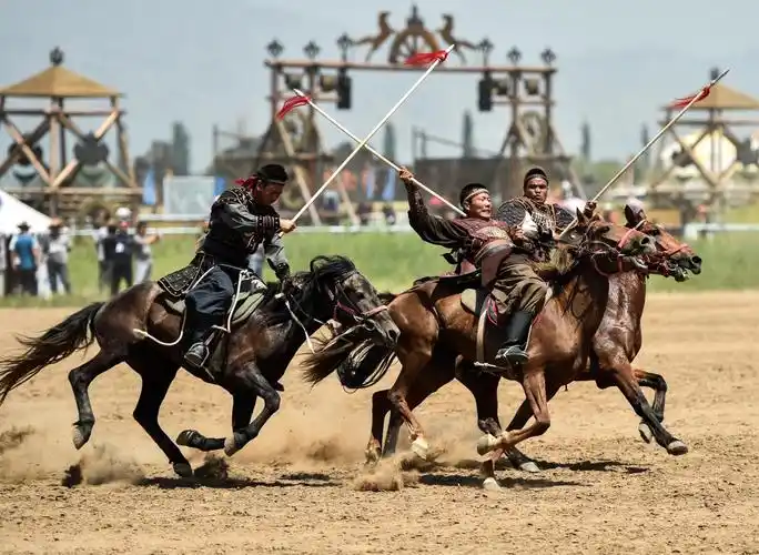 内蒙古第二十七届草原旅游那达慕大会开幕