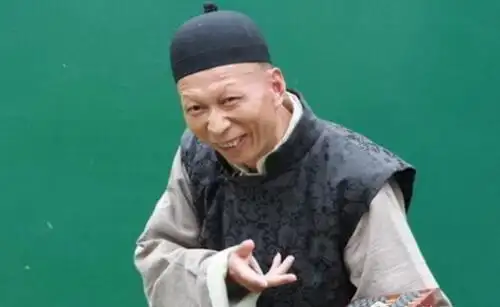 他是娱乐圈相貌抽象男演员 被北京电影学院拒绝三次却有一个美娇娘的