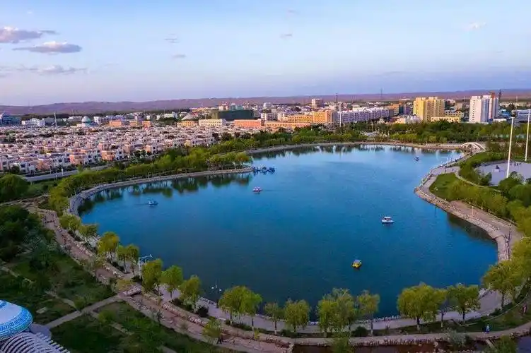 酒泉阿克塞城市风光无限好