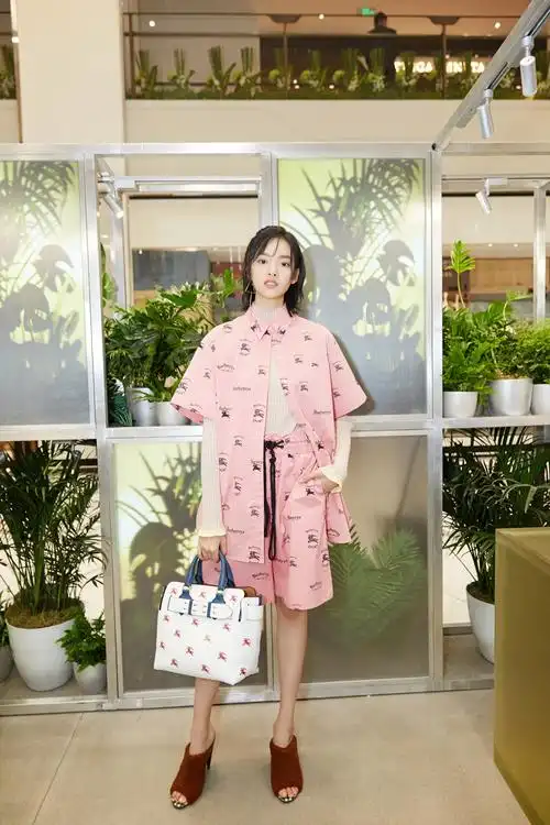 活动现场张艺上参观了the belt贝尔特包的所有展览品