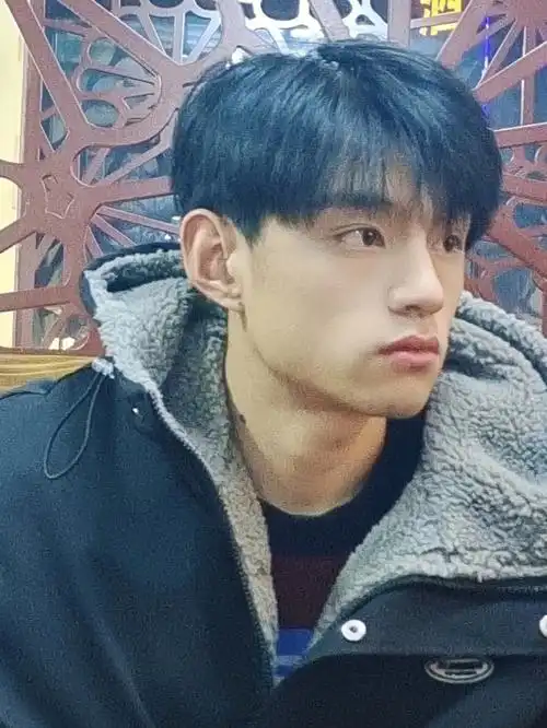 为什么男朋友脸这么小01自卑了