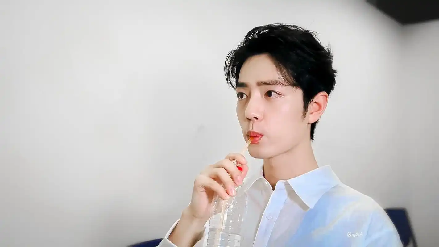 爱这个白衬衫背头喝水 一直羡慕这根吸管来着 #百闻不如一见是肖战