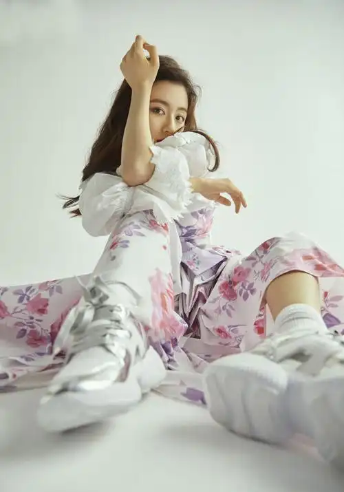 而李兰迪也恰到好处的驾驭了,脚上再搭配一双白色运动鞋,这样的一身