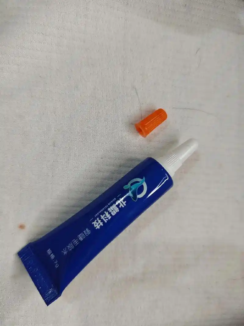 可以滴到板子上,用假睫毛沾,不会假白,大概1 - 抖音