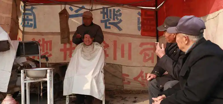 山东滨州:春节乡村集市剃头匠 刮脸剃头仅收六元钱