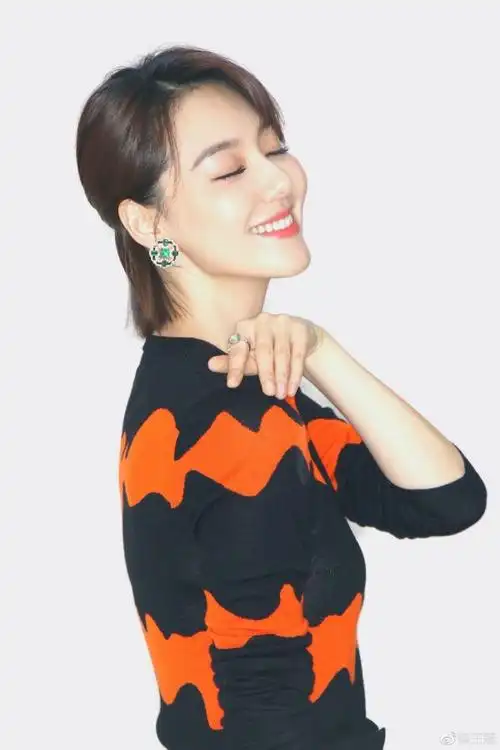 上海人都爱的电视台美女主播王冠穿职业装尽显知性优雅美人胚