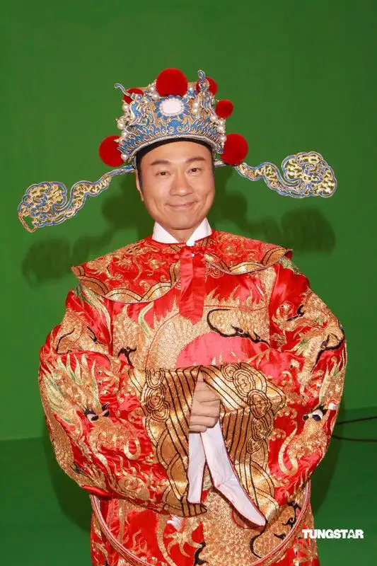 1964年5月4日出生于香港,祖籍广东省汕尾市海丰县,中国香港男演员