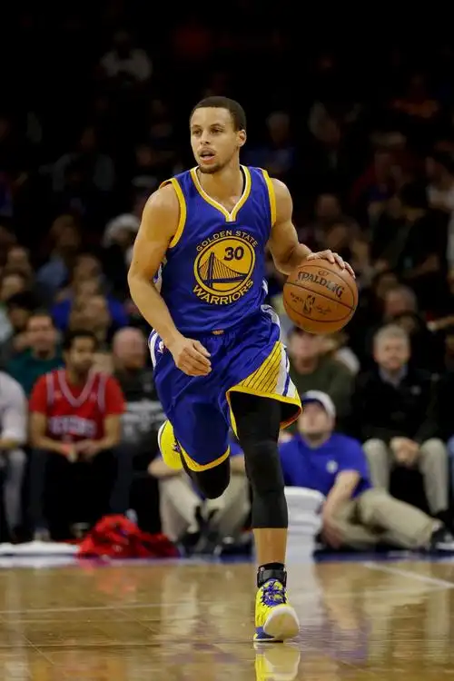 nba篮球明星勇士队斯蒂芬库里运球
