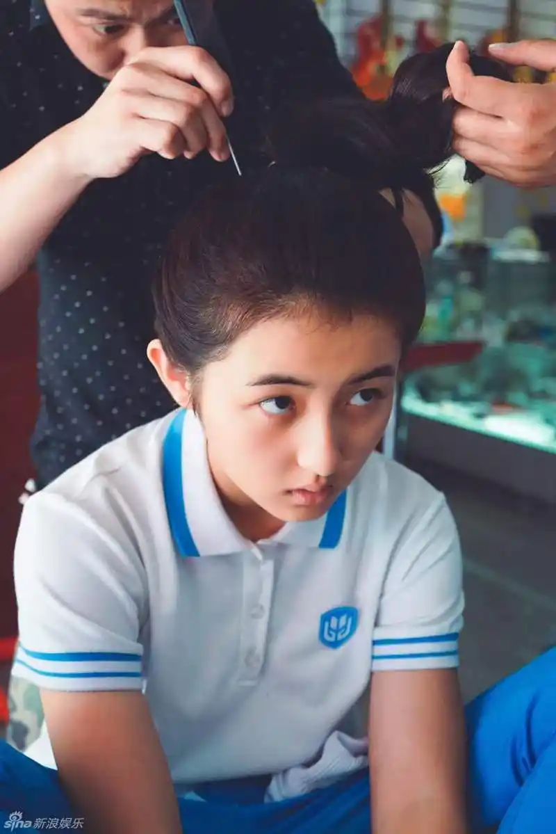 新浪娱乐讯张子枫写道"别离不伤感,青春不散场",照片中一身学生打扮的