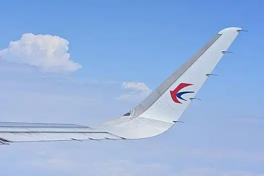 国际机场降落中国东方航空公司的客机正在重庆江北国际机场降落飞机