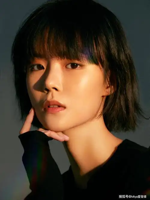 蓝色针织手套时髦难懂古灵精怪张婉清抹胸叠穿无袖西装好瘦小