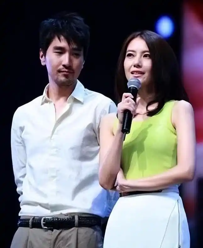 回顾于小伟与高圆圆分手后12年不谈恋爱没有绯闻47岁娶妻