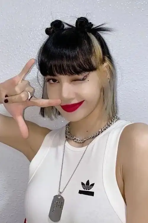 短发齐刘海的发型很常见,lisa就通过挂耳染来增加新鲜感与辨识度煽