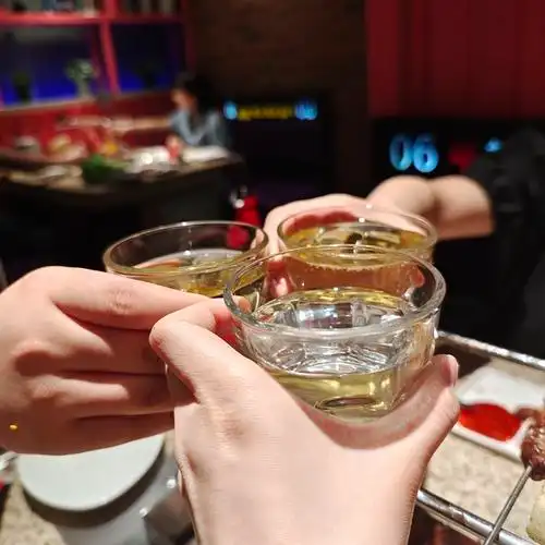 uus分享一下你们出去跟朋友喝酒干杯拍的照片好咩?! 我需要治愈🤗 0