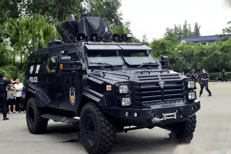 城市卫士,剑齿虎警用防暴装甲车模型试玩