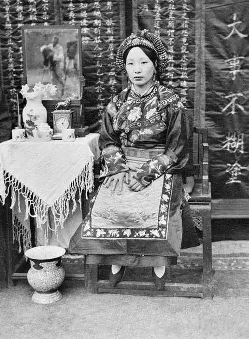 6张清朝姑娘老照片图3丫鬟比小姐好看最后一张美得不可方物