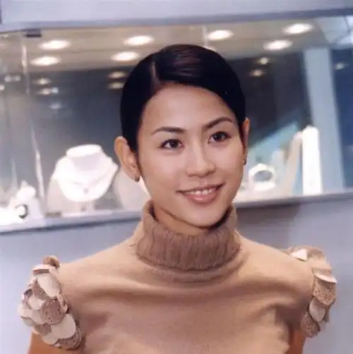 女星宣萱罕晒素颜照与好友通宵达旦玩太嗨戴百元项链好接地气