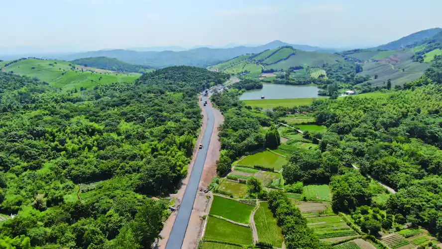 南部山区旅游道路进入沥青摊铺阶段