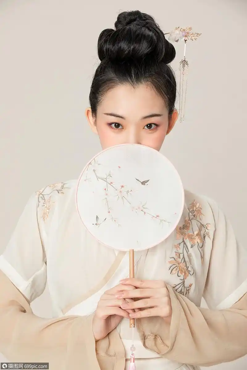 古风汉服美女拿扇子遮脸传统东方