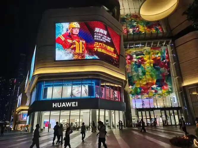 疫情新数据消息疫情新数据消息无人机点亮夜空全城地标亮灯亮屏深圳