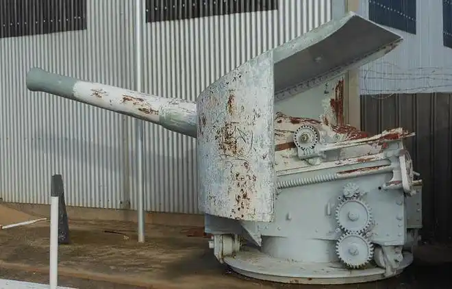 采用维瓦瑟尔炮架的英国海军6英寸舰炮305毫米火炮的这种设计在定远舰