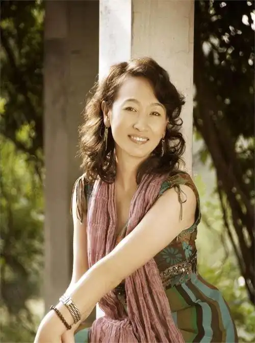 64岁的草原歌手腾格尔,为自己的"嗜酒如命"付出了惨痛