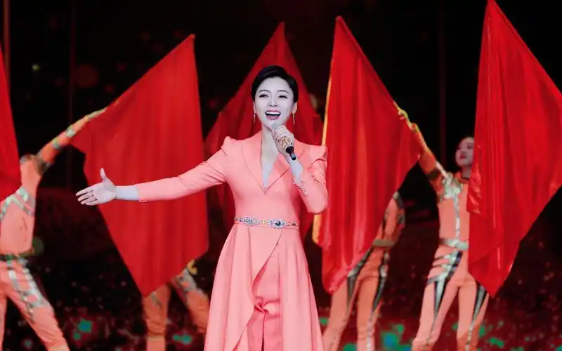 陈思思正在演唱《奋斗进行曲》.全总文工团供图