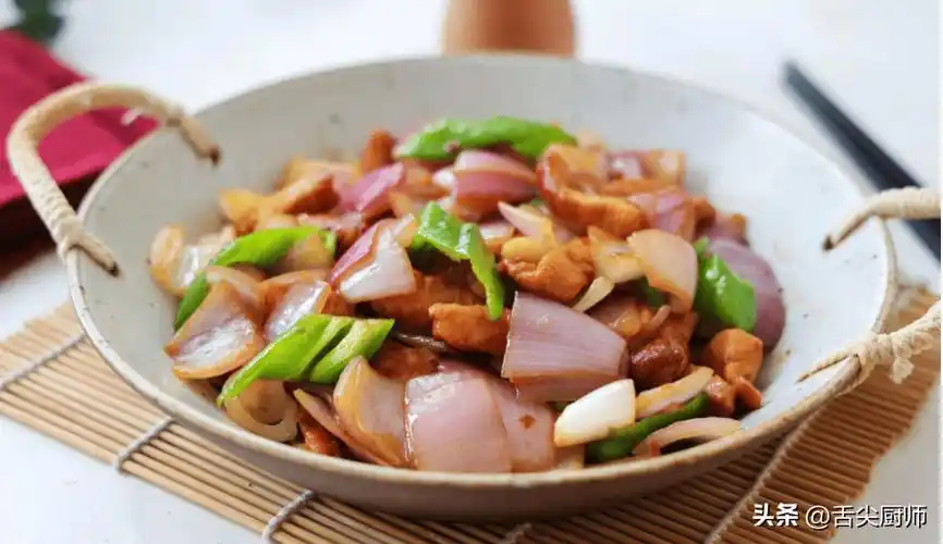 胡椒粉适量;淀粉适量;食用油适量洋葱炒肉是一道简单而美味的家常菜